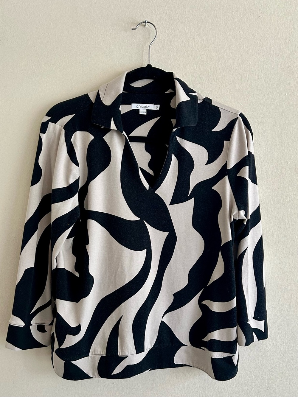 Chico's Black and Cream Abstract Collared V-Neck Top